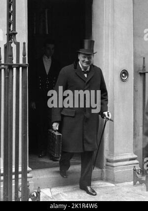 Winston Churchill leaving Downing Street, Budget Day 1925 Stock Photo