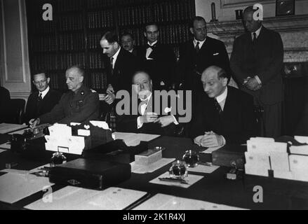 Winston Churchill signing a treaty with the Polish Government in Exile. London 1940 Stock Photo