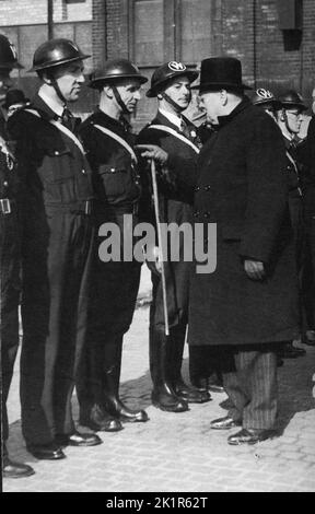 Winston Churchill inspecting ARP Wardens, London 1941 Stock Photo