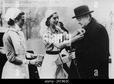 Winston Churchill with St John Ambulance and British Red Cross nurses. 1941 Stock Photo