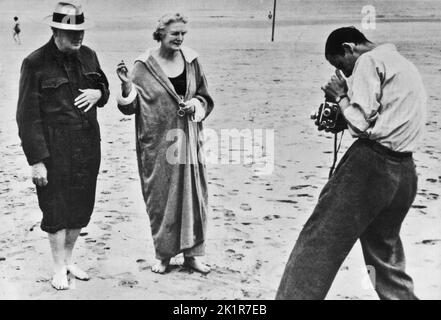 Winston Churchill with his wife, Clementine, enjoying the beach while on holiday at Hendaye, France.  July 1945. Stock Photo