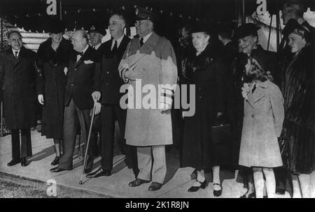 Winston Churchill with President Roosevelt and Mrs. Roosevelt at a Cgristmas service in Washington. 1941 Stock Photo