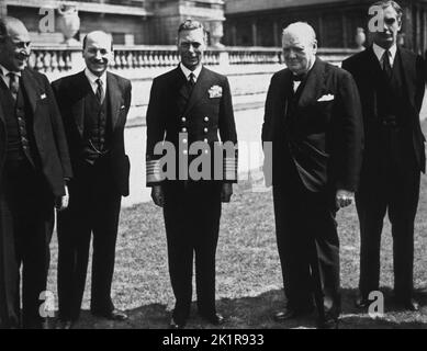 Churchill at Buckingham Palace with fellow war leaders.         L-R: Sir John Anderson, Clement Attlee, H.M. The King, WSC, Anthony Eden. Aug 1944. Stock Photo