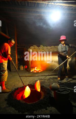 CHONGQING, CHINA - SEPTEMBER 19, 2022 - A view of clay pottery fired by a master in Chongqing, China, Sept 19, 2022. Sand pottery is made of local uni Stock Photo