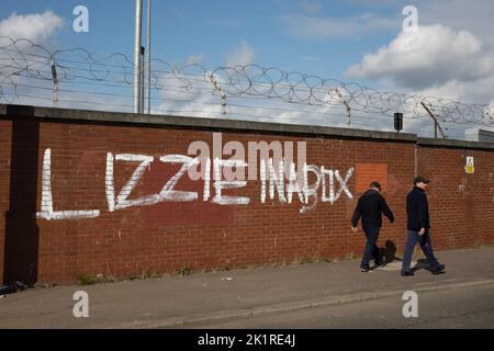 Glasgow Scotland, 20 September 2022. Anti-monarchy graffiti reading “Lizzie in a box”, which appeared overnight in the Ibrox area of the city, on the day after the funeral of Her Majesty Queen Elizabeth II who died on 8th September, in Glasgow Scotland, 20 September 2022. Photo credit: Jeremy Sutton-Hibbert/Alamy Live News. Stock Photo