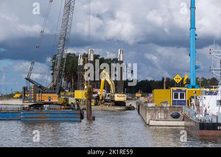 20 September 2022, Mecklenburg-Western Pomerania, Lubmin: Heavy equipment is in use at the construction site of the LNG terminal in the industrial port of Lubmin 'Deutsche Ostsee'. The plan is to bring the cryogenic liquefied gas to the port by smaller shuttle ships from large tankers anchored outside the Greifswald Bodden. Photo: Stefan Sauer/dpa Stock Photo