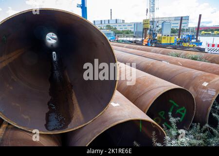 20 September 2022, Mecklenburg-Western Pomerania, Lubmin: Steel pipes lie on the dex LNG terminal construction site in the industrial port of Lubmin 'Deutsche Ostsee'. The plan is to bring the cryogenic liquefied gas to the port by smaller shuttle ships from large tankers anchored outside the Greifswald Bodden. Photo: Stefan Sauer/dpa Stock Photo