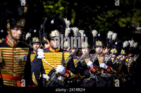 THE HAGUE - Netherlands, 2022-09-20 13:15:15 THE HAGUE - Guard of honor runs across the Lange Voorhout. The new government year begins on the third Tuesday in September. ANP RAMON VAN FLYMEN netherlands out - belgium out Stock Photo