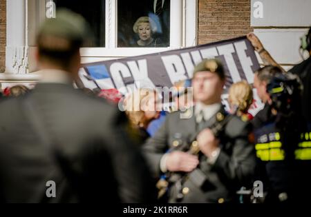 2022-09-20 13:17:45 THE HAGUE - Princess Beatrix watches the royal procession with the Golden Coach on Prinsjesdag. ANP BART MAAT netherlands out - belgium out Stock Photo