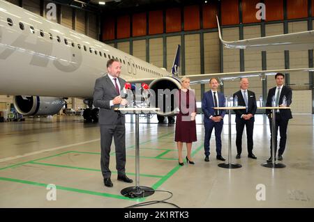 Kastrup/Copenahgen /Denmark/20 Septemeber2022/  Denamrk miistrer for Cklimate and eneergy Dan Jorgensen holds join press confeence with Ms.Tine Branmsen danish minister for transport and Jeppe Bruus danish minister for taxation and revenue  Thomsbye admsdiretcor for Copenhaageh airport and partner climate ann SAS diretcor Simon Pauck Hansen an Copenhagen Int.airport in Kastrup. Green airtarvel for all  (Photo. Francis Joseph Dean/Dean Pictures. Stock Photo