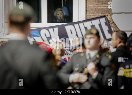 2022-09-20 13:17:47 THE HAGUE - Princess Beatrix watches the royal procession with the Golden Coach on Prinsjesdag. ANP BART MAAT netherlands out - belgium out Stock Photo