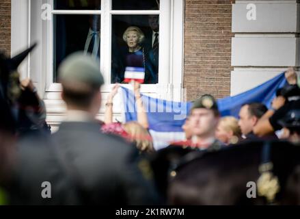 2022-09-20 13:18:50 THE HAGUE - Princess Beatrix watches the royal procession with the Golden Coach on Prinsjesdag. ANP BART MAAT netherlands out - belgium out Stock Photo