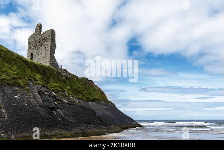 Ballybunion, Ireland - 5 August, 2022: view of the Ballybunion Castle ruins on the clifftop and Ballybunion Beach in western Ireland Stock Photo