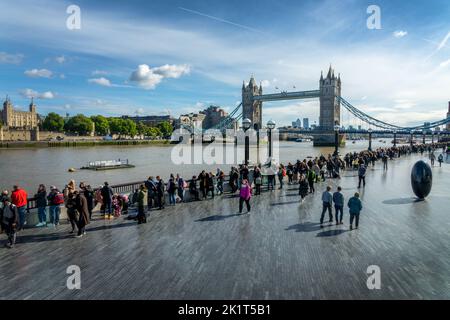 The Queue to see Queen Elizabeth II lying-in-state near Tower Bridge in London, UK on September 18, 2022 Stock Photo