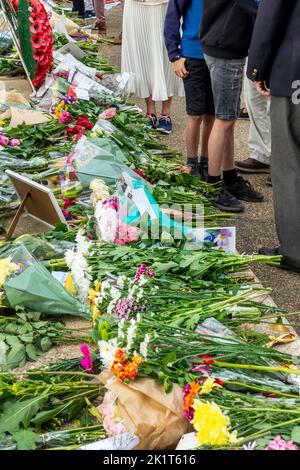 Floral tributes and personal notes in memory of Queen Elizabeth , on September18, 2022 in London, UK Stock Photo