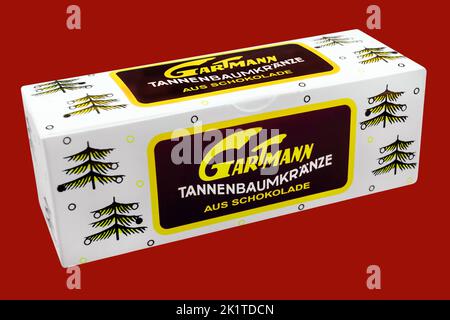 Gartmann Tannenbaumkränze aus Schokolade mit Verpackung auf rotem  Hintergrund Stock Photo