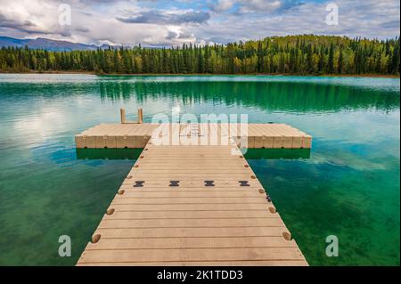 A floating dock at Boya Lake in Tā Ch’ilā Provincial Park in northern British Columbia Stock Photo