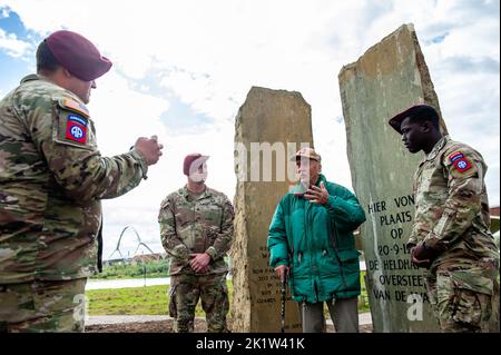 Nijmegen, Netherlands. 20th Sep, 2022. Soldiers from the 82nd Airbone Division interview a man about his experience during WWII after the ceremony. A solemn ceremony took place at the Waal Crossing Memorial (Waaloversteek-monument), to commemorate the heroic crossing of the Waal river by American soldiers of the 82nd Airborne Division, during the Operation Market Garden, now 78 years ago. The ceremony was attended by the Mayor of Nijmegen, Hubert Bruls, and several WWII veterans and the 82nd Airborne Division. (Photo by Ana Fernandez/SOPA Images/Sipa USA) Credit: Sipa USA/Alamy Live News Stock Photo