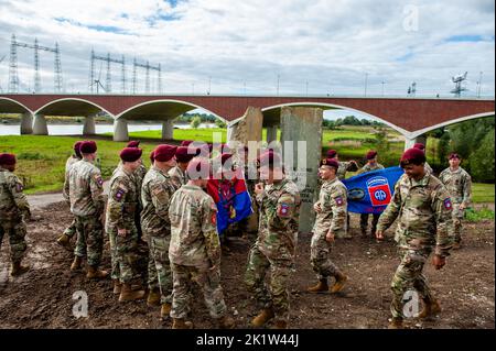 Nijmegen, Netherlands. 20th Sep, 2022. Soldiers from the 82nd Airbone Division take a closer look at the Waaloversteek-monument after the ceremony. A solemn ceremony took place at the Waal Crossing Memorial (Waaloversteek-monument), to commemorate the heroic crossing of the Waal river by American soldiers of the 82nd Airborne Division, during the Operation Market Garden, now 78 years ago. The ceremony was attended by the Mayor of Nijmegen, Hubert Bruls, and several WWII veterans and the 82nd Airborne Division. (Photo by Ana Fernandez/SOPA Images/Sipa USA) Credit: Sipa USA/Alamy Live News Stock Photo