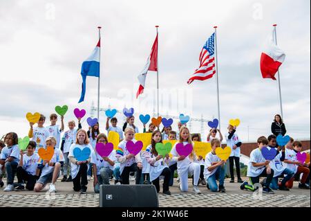 Nijmegen, Netherlands. 20th Sep, 2022. Children hold heart-shaped placards with the names of dead soldiers during the commemoration ceremony. A solemn ceremony took place at the Waal Crossing Memorial (Waaloversteek-monument), to commemorate the heroic crossing of the Waal river by American soldiers of the 82nd Airborne Division, during the Operation Market Garden, now 78 years ago. The ceremony was attended by the Mayor of Nijmegen, Hubert Bruls, and several WWII veterans and the 82nd Airborne Division. (Photo by Ana Fernandez/SOPA Images/Sipa USA) Credit: Sipa USA/Alamy Live News Stock Photo