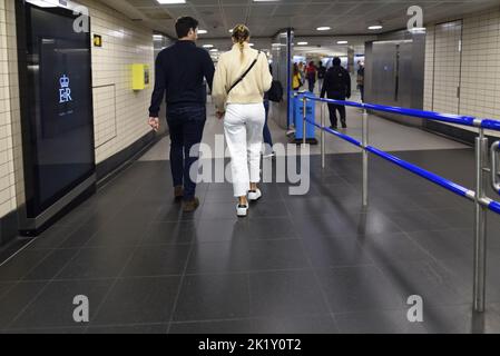 London, England, UK. Young couple in Victoria underground station Stock Photo