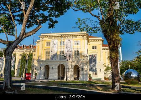 The Asian Civilisations Museum housed in the old Empress Palace Building and surrounded by parkland on bank of Singapore River. Singapore Stock Photo