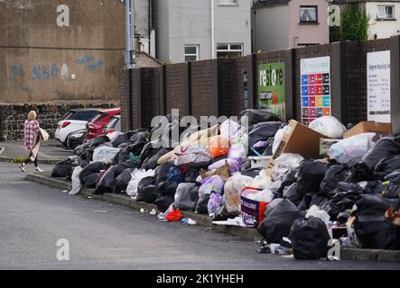 https://l450v.alamy.com/450v/2k1yheh/rubbish-left-outside-craigavon-borough-recycling-centre-in-portadown-as-an-agreement-has-been-reached-to-suspend-a-strike-by-workers-at-armagh-banbridge-and-craigavon-abc-borough-council-the-industrial-action-had-been-running-for-six-weeks-and-had-led-to-thousands-of-bins-across-the-area-not-being-collected-and-piles-of-rubbish-in-some-areas-picture-date-wednesday-september-21-2022-2k1yheh.jpg