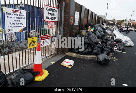 https://l450v.alamy.com/450v/2k1yhf9/rubbish-left-outside-craigavon-borough-recycling-centre-in-portadown-as-an-agreement-has-been-reached-to-suspend-a-strike-by-workers-at-armagh-banbridge-and-craigavon-abc-borough-council-the-industrial-action-had-been-running-for-six-weeks-and-had-led-to-thousands-of-bins-across-the-area-not-being-collected-and-piles-of-rubbish-in-some-areas-picture-date-wednesday-september-21-2022-2k1yhf9.jpg