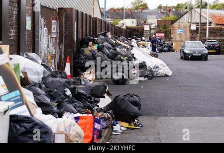 https://l450v.alamy.com/450v/2k1yhfc/rubbish-left-outside-craigavon-borough-recycling-centre-in-portadown-as-an-agreement-has-been-reached-to-suspend-a-strike-by-workers-at-armagh-banbridge-and-craigavon-abc-borough-council-the-industrial-action-had-been-running-for-six-weeks-and-had-led-to-thousands-of-bins-across-the-area-not-being-collected-and-piles-of-rubbish-in-some-areas-picture-date-wednesday-september-21-2022-2k1yhfc.jpg