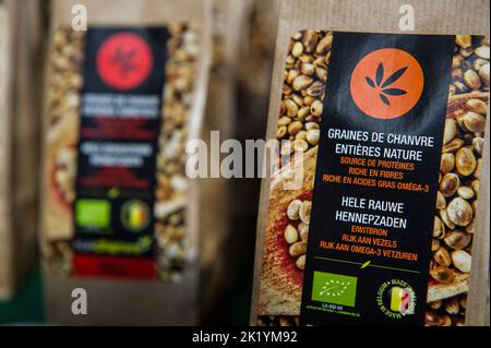 Hemp is useful in the industry of construction, clothes, food. |  Premier salon du chanvre wallon. Nouvelle filiere industrielle, le chanvre trouve so Stock Photo