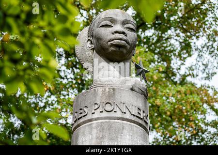 Marks of the belgian colonial pas in the public area as park and streets name - Monument to the colonial pioneers |  Traces du passe colonial belge au Stock Photo