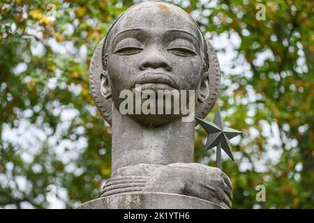 Marks of the belgian colonial pas in the public area as park and streets name - Monument to the colonial pioneers |  Traces du passe colonial belge au Stock Photo