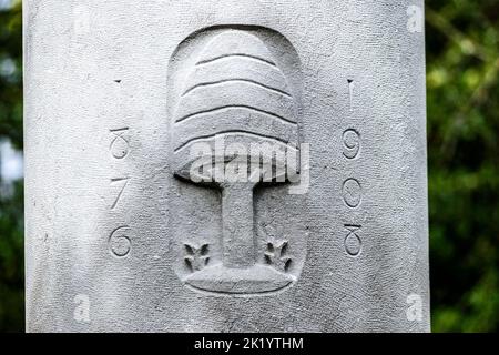 Marks of the belgian colonial pas in the public area as park and streets name - Monument to the colonial pioneers |  Traces du passe colonial belge au Stock Photo