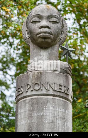 Marks of the belgian colonial pas in the public area as park and streets name - Monument to the colonial pioneers |  Traces du passe colonial belge au Stock Photo