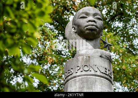 Marks of the belgian colonial pas in the public area as park and streets name - Monument to the colonial pioneers |  Traces du passe colonial belge au Stock Photo