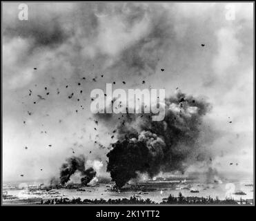 PEARL HARBOR ATTACK General view of the Japanese surprise attack with American battleships hit and burning in Pearl Harbor with anti aircraft fire filling the sky, during the infamous Japanese offensive on 7th December 1941. Stock Photo