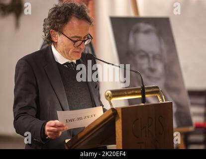 Hamburg, Germany. 21st Sep, 2022. Zeit editor-in-chief Giovanni di Lorenzo speaks at the Zeitverlag memorial service for journalist Theo Sommer, who has died, at the Hauptkirche St. Jacobi in Hamburg. Sommer was, among other things, editor of the weekly newspaper 'Die Zeit. Credit: Ulrich Perrey/dpa/Alamy Live News Stock Photo