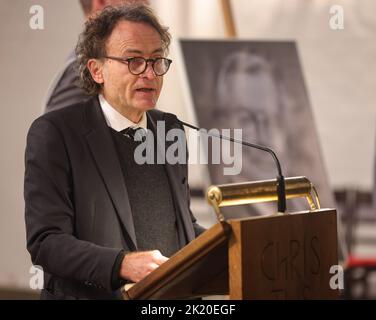 Hamburg, Germany. 21st Sep, 2022. Zeit editor-in-chief Giovanni di Lorenzo speaks at the Zeitverlag memorial service for journalist Theo Sommer, who has died, at the Hauptkirche St. Jacobi in Hamburg. Sommer was, among other things, editor of the weekly newspaper 'Die Zeit' from 1992 to 2000. Credit: Ulrich Perrey/dpa/Alamy Live News Stock Photo