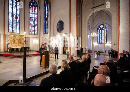 Hamburg, Germany. 21st Sep, 2022. Zeit editor-in-chief Giovanni di Lorenzo speaks at the Zeitverlag memorial service for journalist Theo Sommer, who has died, at the Hauptkirche St. Jacobi in Hamburg. Sommer was, among other things, editor of the weekly newspaper 'Die Zeit' from 1992 to 2000. Credit: Ulrich Perrey/dpa/Alamy Live News Stock Photo