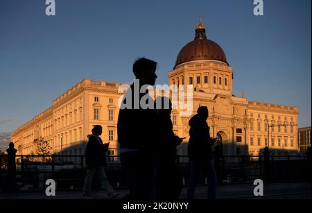 Berlin, Germany. 21st Sep, 2022. The Humboldt Forum is illuminated by the setting sun as passers-by walk by. Credit: Paul Zinken/dpa/Alamy Live News Stock Photo