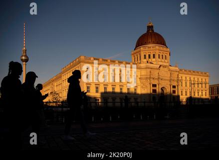 Berlin, Germany. 21st Sep, 2022. The Humboldt Forum is illuminated by the setting sun as passers-by walk by. Credit: Paul Zinken/dpa/Alamy Live News Stock Photo