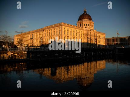 Berlin, Germany. 21st Sep, 2022. In the light of the setting sun, the Humboldt Forum shines particularly brightly and is reflected in the water. Credit: Paul Zinken/dpa/Alamy Live News Stock Photo