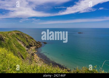 Clifftop view of the cliffs and coastline between Mevagissey and Gorran Haven in Cornwall Stock Photo