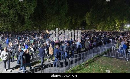 Mourners continue to queue in the night along River Thames southbank to see Queen Elizabeth II lie in state in Westminster Hall.   Pictured: snake que Stock Photo