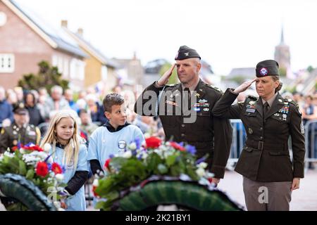 Eerde, Netherlands. 17th Sep, 2022. U.S. Army Col. Ed Matthaidess III, commander of 2nd Brigade Combat Team, 101st Airborne Division (Air Assault), and Command Sgt. Maj. Veronica Knapp, division command sergeant major of the 101st Airborne Division (Air Assault), salutes a wreath to honor World War II veterans during the official ceremony of the 78th year commemoration of Operation Market Garden at Eerde, Netherlands, Septembert. 17, 2022. As the Soldiers of the 101st Airborne Division (Air Assault) commemorate Market Garden 78, the 101st will continue to remain committed to collective d Stock Photo