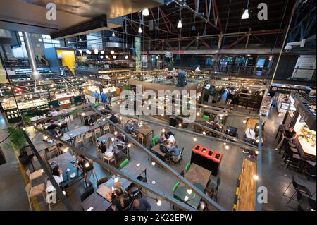 Oslo, Norway. 06th Sep, 2022. Visitors sitting in the Mathallen market hall. Credit: Sebastian Kahnert/dpa/Alamy Live News Stock Photo