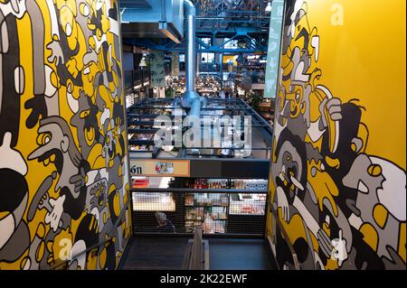 Oslo, Norway. 06th Sep, 2022. Visitors stand in the Mathallen market hall. Credit: Sebastian Kahnert/dpa/Alamy Live News Stock Photo