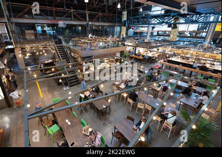 Oslo, Norway. 06th Sep, 2022. Visitors sitting in the Mathallen market hall. Credit: Sebastian Kahnert/dpa/Alamy Live News Stock Photo