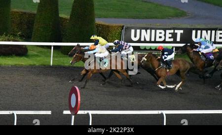 London, UK. 21st September 2022. Flame of Freedom (orange cap), ridden by Charlie Bishop win the 6.45 Unibet Support Safe Gambling Fillies' Handicap Stakes at Kempton Park, ahead of Golden Spice (Tom Queally) and Dancing to Win (David Egan) at Kempton Park Racecourse, UK. Credit: Paul Blake/Alamy Live News. Stock Photo