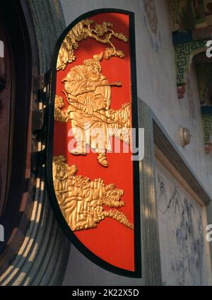 Thailand: Decorative window shutter on the main viharn (assembly hall), Wat Pho Maen Khunaram, Bangkok. Wat Pho Maen Khunaram is a Mahayana Buddhist temple built in 1959. It mixes Thai, Chinese and Tibetan architectural styles. Stock Photo